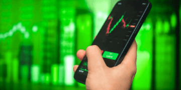 Superhero trading app enhances features with instant funding and rewards