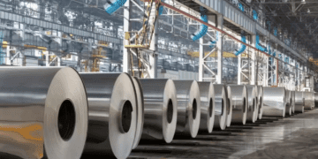 Aluminium, copper gain on tight supply but demand caution persists