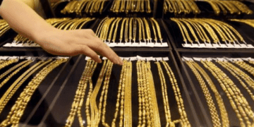 Gold briefly tops $5,400 on geopolitical tensions; dollar strength caps gains