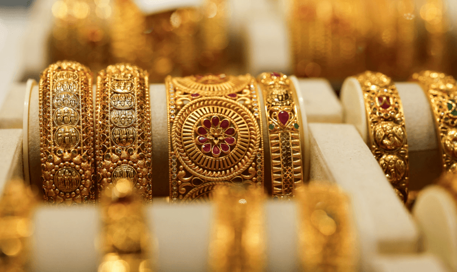 Gold slips amid Iran tensions, oil jumps on Hormuz attack; Fed holds rates steady