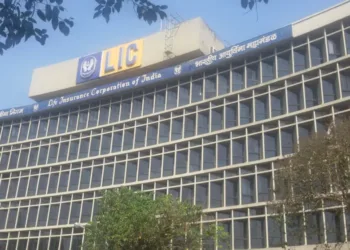 LIC share sale raises record ₹31,552 crore
