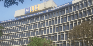 LIC share sale raises record ₹31,552 crore