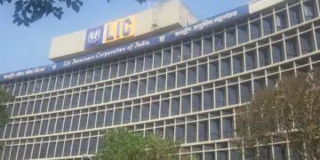 LIC share sale raises record ₹31,552 crore