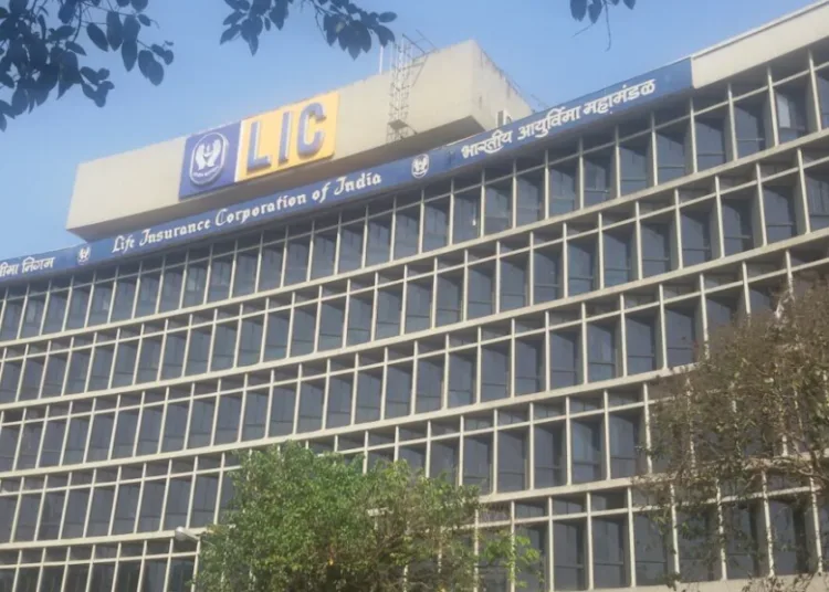 LIC share sale raises record ₹31,552 crore